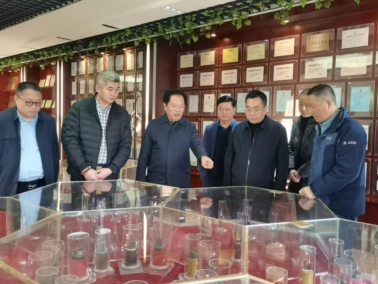 張傳厚會(huì)長一行蒞臨華宇電纜集團(tuán)考察調(diào)研